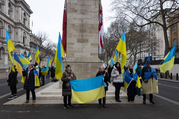 February 24, 2023, London, United Kingdom: People hold Ukrainian flags as they observe a minute s silence in Whitehall opposite Downing Street in London. The world is marking the one-year anniversary of the full-scale Russian invasion of Ukraine today. London United Kingdom - ZUMAs197 20230224_zaa_s197_486 Copyright: xTejasxSandhux