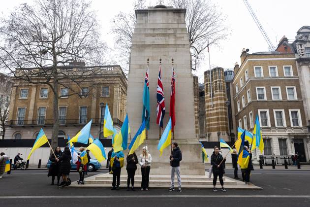 February 24, 2023, London, United Kingdom: People hold Ukrainian flags as they observe a minute s silence in Whitehall opposite Downing Street in London. The world is marking the one-year anniversary of the full-scale Russian invasion of Ukraine today. London United Kingdom - ZUMAs197 20230224_zaa_s197_487 Copyright: xTejasxSandhux