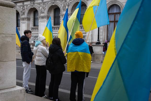 February 24, 2023, London, United Kingdom: People hold Ukrainian flags as they observe a minute s silence in Whitehall opposite Downing Street in London. The world is marking the one-year anniversary of the full-scale Russian invasion of Ukraine today. London United Kingdom - ZUMAs197 20230224_zaa_s197_491 Copyright: xTejasxSandhux