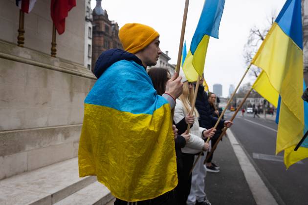 February 24, 2023, London, United Kingdom: People hold Ukrainian flags as they observe a minute s silence in Whitehall opposite Downing Street in London. The world is marking the one-year anniversary of the full-scale Russian invasion of Ukraine today. London United Kingdom - ZUMAs197 20230224_zaa_s197_492 Copyright: xTejasxSandhux