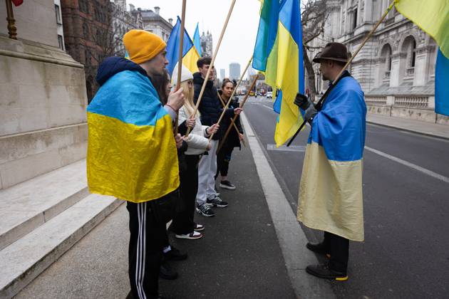 February 24, 2023, London, United Kingdom: People hold Ukrainian flags as they observe a minute s silence in Whitehall opposite Downing Street in London. The world is marking the one-year anniversary of the full-scale Russian invasion of Ukraine today. London United Kingdom - ZUMAs197 20230224_zaa_s197_493 Copyright: xTejasxSandhux