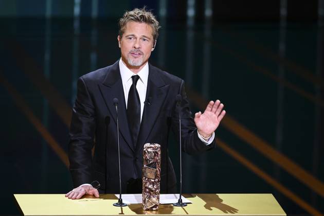 Apparition surprise de Brad Pitt pour remettre le Cesar d Honneur au realisateur David Fincher CELEBRITES : 48e Ceremonie des Cesar - 24 02 2023 JBAutissier Panoramic 