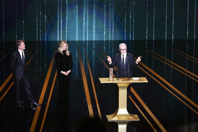 Apparition surprise de Brad Pitt pour remettre le Cesar d Honneur au realisateur David Fincher aux cote de Virginie Efira CELEBRITES : 48e Ceremonie des Cesar - 24 02 2023 JBAutissier Panoramic 