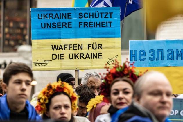 1 Jahr Ukraine-Krieg: Hunderte demomstrieren in München für noch mehr Waffenlieferungen Am 24. Februar 2023 versammelten sich in München hunderte Menschen, um anlässlich des seit einem Jahr andauernden Angriffes Russlands auf die Ukrtaine für mehr Waffenlieferungen zu demonstrieren. ++ On February 24, 2023, the first anniversary of the Russian invasion of Ukraine hundreds of people gathered in Munich, Germany to demonstrate for more arms deliveries. München Bayern Deutschland Copyright: xleo.fgex