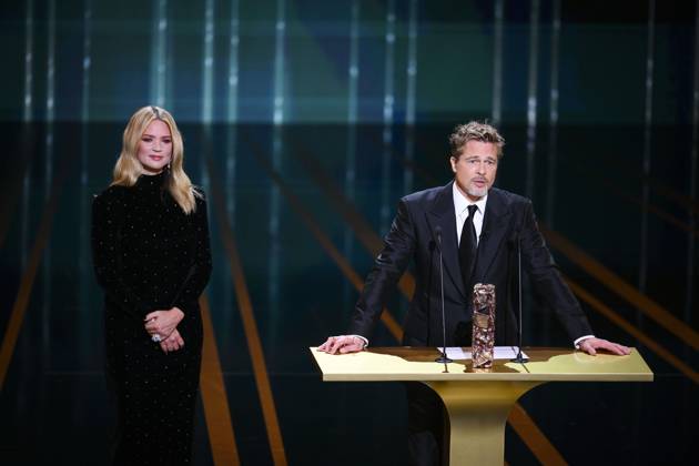Apparition surprise de Brad Pitt pour remettre le Cesar d Honneur au realisateur David Fincher aux cote de Virginie Efira CELEBRITES : 48e Ceremonie des Cesar - 24 02 2023 JBAutissier Panoramic 
