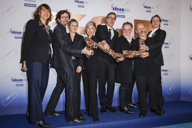 Dominik Moll et l?equipe du film La Nuit du 12 et leurs six statuettes - 48e ceremonie des Cesar a l Olympia, Paris, France, le 25 02 2023. 288994 2023-02-25 Ile de France Paris France  Copyright: xThierryxStefanopoulos MPPx STAR_288994_095