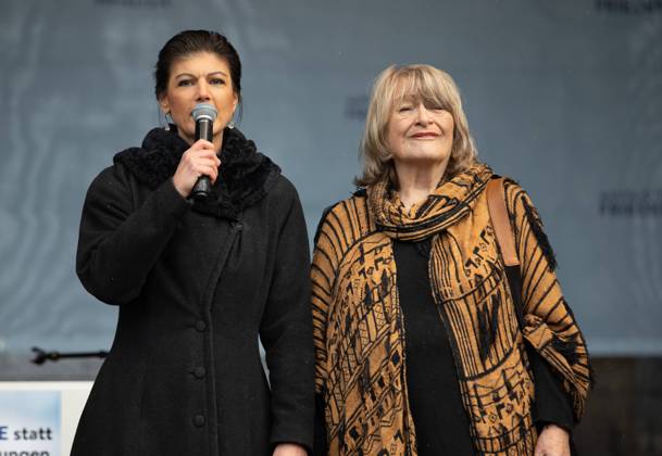 Bilder des Jahres 2023, News 02 Februar News Themen der Woche KW08 Aufstand für Frieden Kundgebung in Berlin, Kundgebung in Berlin mit Sahra Wagenknecht und Alice Schwarzer vor dem Brandenburger Tor, anlässlich des Jahrestages Angriffskrieg Russland in der Ukraine. Berlin Berlin Deutschland