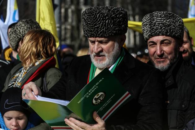 February 25, 2023, Brussels, Brussels Capital Region, Belgium: Prime Minister of the government-in-exile of the Chechen Republic of Ichkeria Akhmed Zakaiev, center, takes part in a demonstration in occasion of the one-year anniversary of Russia s invasion of Ukraine in Brussels, Belgium, February 25, 2023. Brussels Belgium - ZUMAm177 20230225_zip_m177_005 Copyright: xValeriaxMongellix