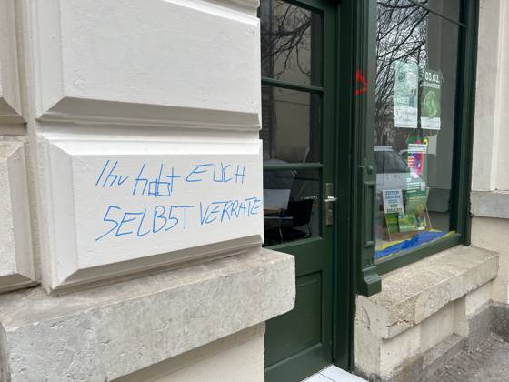 Leipzig - Graffiti an Parteibüros 24.02.2023 gegen 12 Uhr Leipzig, Heinrichstraße & Hohe Straße Fotograf: LausitzNews.de Pressemitteilung der PD Leipzig: Graffiti an Parteibüros 1. Fall Ort: Leipzig (Zentrum-Süd) Zeit: 22.02.2023, 17:00 Uhr bis 23.02.2023, 10:00 Uhr Unbekannte Tatverdächtige brachten an die Jalousien eines Abgeordnetenbüros der Partei Die Grünen ein Graffiti an. Mit roter Farbe sprühten sie einen Schriftzug in einer Größe von 2,24 x 1,40 Meter. Es entstand Sachschaden in Höhe von etwa 150 Euro. 2. Fall Ort: Leipzig (Reudnitz-Thonberg) Zeit: 22.02.2023, 15:00 Uhr bis 23.02.2023, 09:00 Uhr Einen rotfarbenen Schriftzug in der Größe von circa 3,5 m x 1,5 Meter sprühten Unbekannte an die Schaufensterscheibe des Wahlkreisb Copyright: xLausitzNewsx