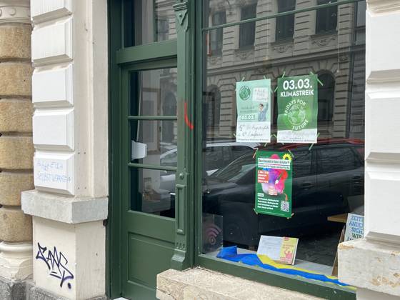 Leipzig - Graffiti an Parteibüros 24.02.2023 gegen 12 Uhr Leipzig, Heinrichstraße & Hohe Straße Fotograf: LausitzNews.de Pressemitteilung der PD Leipzig: Graffiti an Parteibüros 1. Fall Ort: Leipzig (Zentrum-Süd) Zeit: 22.02.2023, 17:00 Uhr bis 23.02.2023, 10:00 Uhr Unbekannte Tatverdächtige brachten an die Jalousien eines Abgeordnetenbüros der Partei Die Grünen ein Graffiti an. Mit roter Farbe sprühten sie einen Schriftzug in einer Größe von 2,24 x 1,40 Meter. Es entstand Sachschaden in Höhe von etwa 150 Euro. 2. Fall Ort: Leipzig (Reudnitz-Thonberg) Zeit: 22.02.2023, 15:00 Uhr bis 23.02.2023, 09:00 Uhr Einen rotfarbenen Schriftzug in der Größe von circa 3,5 m x 1,5 Meter sprühten Unbekannte an die Schaufensterscheibe des Wahlkreisb Copyright: xLausitzNewsx