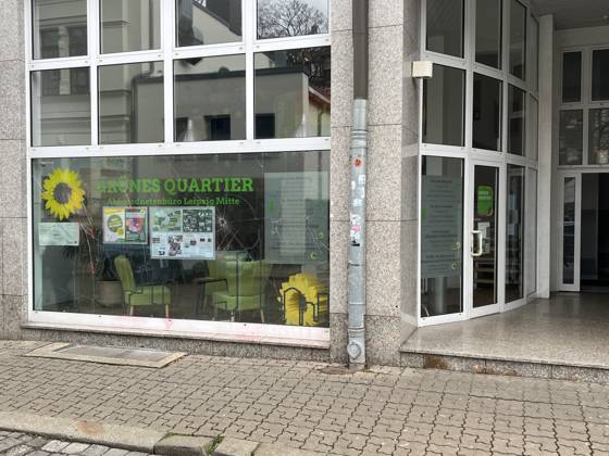 Leipzig - Graffiti an Parteibüros 24.02.2023 gegen 12 Uhr Leipzig, Heinrichstraße & Hohe Straße Fotograf: LausitzNews.de Pressemitteilung der PD Leipzig: Graffiti an Parteibüros 1. Fall Ort: Leipzig (Zentrum-Süd) Zeit: 22.02.2023, 17:00 Uhr bis 23.02.2023, 10:00 Uhr Unbekannte Tatverdächtige brachten an die Jalousien eines Abgeordnetenbüros der Partei Die Grünen ein Graffiti an. Mit roter Farbe sprühten sie einen Schriftzug in einer Größe von 2,24 x 1,40 Meter. Es entstand Sachschaden in Höhe von etwa 150 Euro. 2. Fall Ort: Leipzig (Reudnitz-Thonberg) Zeit: 22.02.2023, 15:00 Uhr bis 23.02.2023, 09:00 Uhr Einen rotfarbenen Schriftzug in der Größe von circa 3,5 m x 1,5 Meter sprühten Unbekannte an die Schaufensterscheibe des Wahlkreisb Copyright: xLausitzNewsx