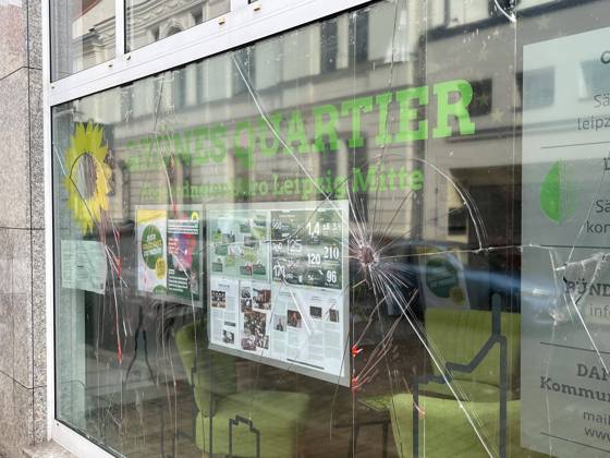 Leipzig - Graffiti an Parteibüros 24.02.2023 gegen 12 Uhr Leipzig, Heinrichstraße & Hohe Straße Fotograf: LausitzNews.de Pressemitteilung der PD Leipzig: Graffiti an Parteibüros 1. Fall Ort: Leipzig (Zentrum-Süd) Zeit: 22.02.2023, 17:00 Uhr bis 23.02.2023, 10:00 Uhr Unbekannte Tatverdächtige brachten an die Jalousien eines Abgeordnetenbüros der Partei Die Grünen ein Graffiti an. Mit roter Farbe sprühten sie einen Schriftzug in einer Größe von 2,24 x 1,40 Meter. Es entstand Sachschaden in Höhe von etwa 150 Euro. 2. Fall Ort: Leipzig (Reudnitz-Thonberg) Zeit: 22.02.2023, 15:00 Uhr bis 23.02.2023, 09:00 Uhr Einen rotfarbenen Schriftzug in der Größe von circa 3,5 m x 1,5 Meter sprühten Unbekannte an die Schaufensterscheibe des Wahlkreisb Copyright: xLausitzNewsx