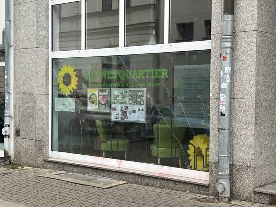 Leipzig - Graffiti an Parteibüros 24.02.2023 gegen 12 Uhr Leipzig, Heinrichstraße & Hohe Straße Fotograf: LausitzNews.de Pressemitteilung der PD Leipzig: Graffiti an Parteibüros 1. Fall Ort: Leipzig (Zentrum-Süd) Zeit: 22.02.2023, 17:00 Uhr bis 23.02.2023, 10:00 Uhr Unbekannte Tatverdächtige brachten an die Jalousien eines Abgeordnetenbüros der Partei Die Grünen ein Graffiti an. Mit roter Farbe sprühten sie einen Schriftzug in einer Größe von 2,24 x 1,40 Meter. Es entstand Sachschaden in Höhe von etwa 150 Euro. 2. Fall Ort: Leipzig (Reudnitz-Thonberg) Zeit: 22.02.2023, 15:00 Uhr bis 23.02.2023, 09:00 Uhr Einen rotfarbenen Schriftzug in der Größe von circa 3,5 m x 1,5 Meter sprühten Unbekannte an die Schaufensterscheibe des Wahlkreisb Copyright: xLausitzNewsx