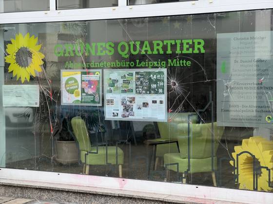 Leipzig - Graffiti an Parteibüros 24.02.2023 gegen 12 Uhr Leipzig, Heinrichstraße & Hohe Straße Fotograf: LausitzNews.de Pressemitteilung der PD Leipzig: Graffiti an Parteibüros 1. Fall Ort: Leipzig (Zentrum-Süd) Zeit: 22.02.2023, 17:00 Uhr bis 23.02.2023, 10:00 Uhr Unbekannte Tatverdächtige brachten an die Jalousien eines Abgeordnetenbüros der Partei Die Grünen ein Graffiti an. Mit roter Farbe sprühten sie einen Schriftzug in einer Größe von 2,24 x 1,40 Meter. Es entstand Sachschaden in Höhe von etwa 150 Euro. 2. Fall Ort: Leipzig (Reudnitz-Thonberg) Zeit: 22.02.2023, 15:00 Uhr bis 23.02.2023, 09:00 Uhr Einen rotfarbenen Schriftzug in der Größe von circa 3,5 m x 1,5 Meter sprühten Unbekannte an die Schaufensterscheibe des Wahlkreisb Copyright: xLausitzNewsx
