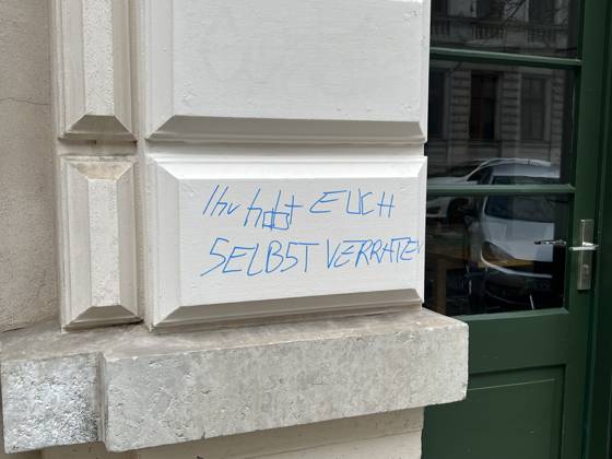 Leipzig - Graffiti an Parteibüros 24.02.2023 gegen 12 Uhr Leipzig, Heinrichstraße & Hohe Straße Fotograf: LausitzNews.de Pressemitteilung der PD Leipzig: Graffiti an Parteibüros 1. Fall Ort: Leipzig (Zentrum-Süd) Zeit: 22.02.2023, 17:00 Uhr bis 23.02.2023, 10:00 Uhr Unbekannte Tatverdächtige brachten an die Jalousien eines Abgeordnetenbüros der Partei Die Grünen ein Graffiti an. Mit roter Farbe sprühten sie einen Schriftzug in einer Größe von 2,24 x 1,40 Meter. Es entstand Sachschaden in Höhe von etwa 150 Euro. 2. Fall Ort: Leipzig (Reudnitz-Thonberg) Zeit: 22.02.2023, 15:00 Uhr bis 23.02.2023, 09:00 Uhr Einen rotfarbenen Schriftzug in der Größe von circa 3,5 m x 1,5 Meter sprühten Unbekannte an die Schaufensterscheibe des Wahlkreisb Copyright: xLausitzNewsx