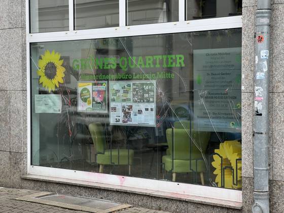 Leipzig - Graffiti an Parteibüros 24.02.2023 gegen 12 Uhr Leipzig, Heinrichstraße & Hohe Straße Fotograf: LausitzNews.de Pressemitteilung der PD Leipzig: Graffiti an Parteibüros 1. Fall Ort: Leipzig (Zentrum-Süd) Zeit: 22.02.2023, 17:00 Uhr bis 23.02.2023, 10:00 Uhr Unbekannte Tatverdächtige brachten an die Jalousien eines Abgeordnetenbüros der Partei Die Grünen ein Graffiti an. Mit roter Farbe sprühten sie einen Schriftzug in einer Größe von 2,24 x 1,40 Meter. Es entstand Sachschaden in Höhe von etwa 150 Euro. 2. Fall Ort: Leipzig (Reudnitz-Thonberg) Zeit: 22.02.2023, 15:00 Uhr bis 23.02.2023, 09:00 Uhr Einen rotfarbenen Schriftzug in der Größe von circa 3,5 m x 1,5 Meter sprühten Unbekannte an die Schaufensterscheibe des Wahlkreisb Copyright: xLausitzNewsx