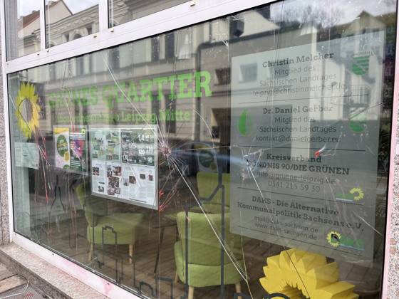 Leipzig - Graffiti an Parteibüros 24.02.2023 gegen 12 Uhr Leipzig, Heinrichstraße & Hohe Straße Fotograf: LausitzNews.de Pressemitteilung der PD Leipzig: Graffiti an Parteibüros 1. Fall Ort: Leipzig (Zentrum-Süd) Zeit: 22.02.2023, 17:00 Uhr bis 23.02.2023, 10:00 Uhr Unbekannte Tatverdächtige brachten an die Jalousien eines Abgeordnetenbüros der Partei Die Grünen ein Graffiti an. Mit roter Farbe sprühten sie einen Schriftzug in einer Größe von 2,24 x 1,40 Meter. Es entstand Sachschaden in Höhe von etwa 150 Euro. 2. Fall Ort: Leipzig (Reudnitz-Thonberg) Zeit: 22.02.2023, 15:00 Uhr bis 23.02.2023, 09:00 Uhr Einen rotfarbenen Schriftzug in der Größe von circa 3,5 m x 1,5 Meter sprühten Unbekannte an die Schaufensterscheibe des Wahlkreisb Copyright: xLausitzNewsx