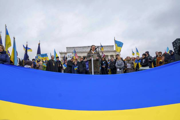 Bilder des Jahres 2023, News 02 Februar News Themen der Woche KW08 News Bilder des Tages Ukrainian Ambassador to the United States Oksana Markarova speaks as supporters and members of the Ukraine community look on during a rally to mark the one-year anniversary of the Russian invasion of Ukraine at the Lincoln Memorial in Washington, DC on Saturday, Feb. 25, 2023. Last week, President Joe Biden traveled to Ukraine to meet with Ukrainian President Volodymr Zeleneksy to highlight the United States continued support against Russia s invasion.  WAP20230225313 BONNIExCASH