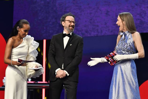Hadnet Tesfai, Carlo Chatrian und Mariette Rissenbeek bei der Closing Ceremony mit Preisverleihung auf der Berlinale 2023 73. Internationale Filmfestspiele Berlin im Berlinale Palast. Berlin, 25.02.2023