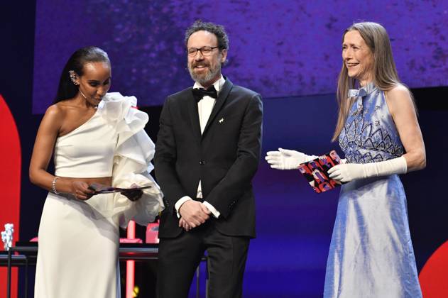 Hadnet Tesfai, Carlo Chatrian und Mariette Rissenbeek bei der Closing Ceremony mit Preisverleihung auf der Berlinale 2023 73. Internationale Filmfestspiele Berlin im Berlinale Palast. Berlin, 25.02.2023