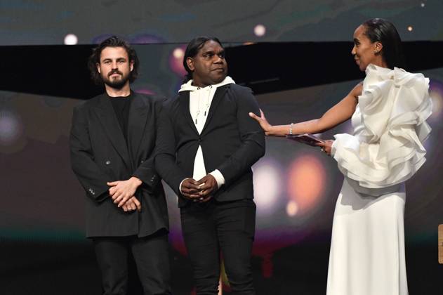 Matthew Thorne, Derik Lynch und Hadnet Tesfai bei der Closing Ceremony mit Preisverleihung auf der Berlinale 2023 73. Internationale Filmfestspiele Berlin im Berlinale Palast. Berlin, 25.02.2023