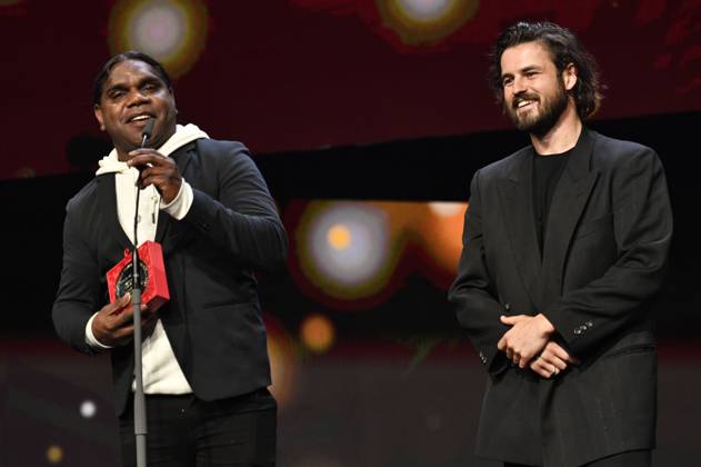 Derik Lynch und Matthew Thorne mit dem Silbernen Bär Preis der Jury (Kurzfilm) für Marungka tjalatjunu Dipped in Black bei der Closing Ceremony mit Preisverleihung auf der Berlinale 2023 73. Internationale Filmfestspiele Berlin im Berlinale Palast. Berlin, 25.02.2023