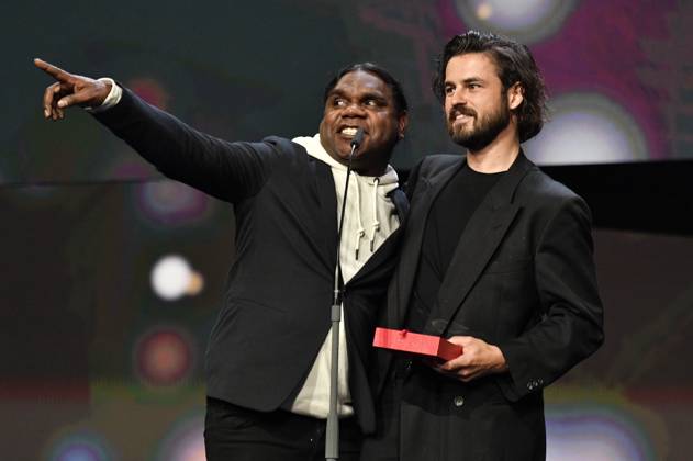 Derik Lynch und Matthew Thorne mit dem Silbernen Bär Preis der Jury (Kurzfilm) für Marungka tjalatjunu Dipped in Black bei der Closing Ceremony mit Preisverleihung auf der Berlinale 2023 73. Internationale Filmfestspiele Berlin im Berlinale Palast. Berlin, 25.02.2023
