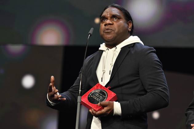 Derik Lynch mit dem Silbernen Bär Preis der Jury (Kurzfilm) für Marungka tjalatjunu Dipped in Black bei der Closing Ceremony mit Preisverleihung auf der Berlinale 2023 73. Internationale Filmfestspiele Berlin im Berlinale Palast. Berlin, 25.02.2023