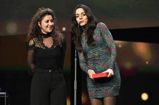 Michelle Keserwany und Noel Keserwany mit dem Goldenen Bär für den besten Kurzfilm Les chenilles bei der Closing Ceremony mit Preisverleihung auf der Berlinale 2023 73. Internationale Filmfestspiele Berlin im Berlinale Palast. Berlin, 25.02.2023