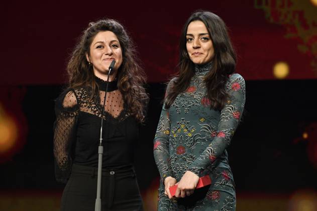 Michelle Keserwany und Noel Keserwany mit dem Goldenen Bär für den besten Kurzfilm Les chenilles bei der Closing Ceremony mit Preisverleihung auf der Berlinale 2023 73. Internationale Filmfestspiele Berlin im Berlinale Palast. Berlin, 25.02.2023