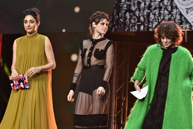 Golshifteh Farahani, Kristen Stewart und Francine Maisler bei der Closing Ceremony mit Preisverleihung auf der Berlinale 2023 73. Internationale Filmfestspiele Berlin im Berlinale Palast. Berlin, 25.02.2023