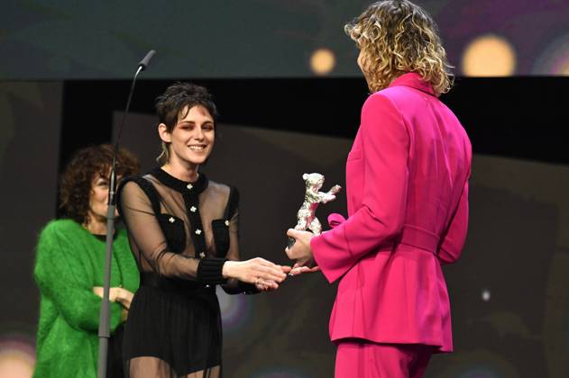 Kristen Stewart und Thea Ehre mit dem Silbernen Bär für die beste schauspielerische Leistung in einer Nebenrolle für Bis ans Ende der Nacht bei der Closing Ceremony mit Preisverleihung auf der Berlinale 2023 73. Internationale Filmfestspiele Berlin im Berlinale Palast. Berlin, 25.02.2023
