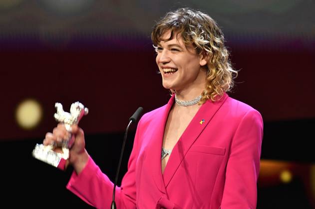 Thea Ehre mit dem Silbernen Bär für die beste schauspielerische Leistung in einer Nebenrolle für Bis ans Ende der Nacht bei der Closing Ceremony mit Preisverleihung auf der Berlinale 2023 73. Internationale Filmfestspiele Berlin im Berlinale Palast. Berlin, 25.02.2023