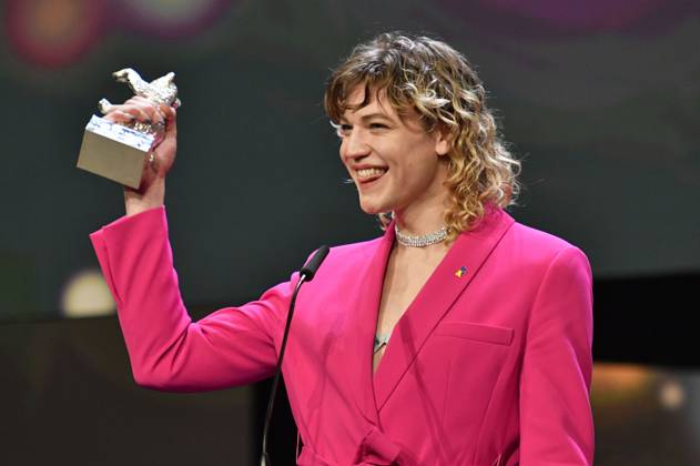 Thea Ehre mit dem Silbernen Bär für die beste schauspielerische Leistung in einer Nebenrolle für Bis ans Ende der Nacht bei der Closing Ceremony mit Preisverleihung auf der Berlinale 2023 73. Internationale Filmfestspiele Berlin im Berlinale Palast. Berlin, 25.02.2023