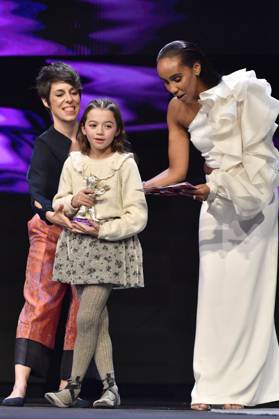 Sofia Otero mit dem Silbernen Bär für die beste schauspielerische Leistung in einer Hauptrolle für 20.000 especies de abejas 20,000 Species of Bees mit Estibaliz Urresola Solaguren und Hadnet Tesfai bei der Closing Ceremony mit Preisverleihung auf der Berlinale 2023 73. Internationale Filmfestspiele Berlin im Berlinale Palast. Berlin, 25.02.2023