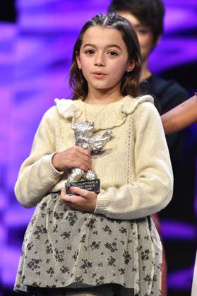 Sofia Otero mit dem Silbernen Bär für die beste schauspielerische Leistung in einer Hauptrolle für 20.000 especies de abejas 20,000 Species of Bees bei der Closing Ceremony mit Preisverleihung auf der Berlinale 2023 73. Internationale Filmfestspiele Berlin im Berlinale Palast. Berlin, 25.02.2023