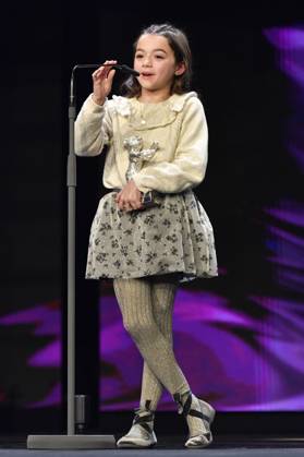 Sofia Otero mit dem Silbernen Bär für die beste schauspielerische Leistung in einer Hauptrolle für 20.000 especies de abejas 20,000 Species of Bees bei der Closing Ceremony mit Preisverleihung auf der Berlinale 2023 73. Internationale Filmfestspiele Berlin im Berlinale Palast. Berlin, 25.02.2023