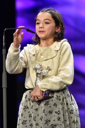 Sofia Otero mit dem Silbernen Bär für die beste schauspielerische Leistung in einer Hauptrolle für 20.000 especies de abejas 20,000 Species of Bees bei der Closing Ceremony mit Preisverleihung auf der Berlinale 2023 73. Internationale Filmfestspiele Berlin im Berlinale Palast. Berlin, 25.02.2023