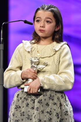 Sofia Otero mit dem Silbernen Bär für die beste schauspielerische Leistung in einer Hauptrolle für 20.000 especies de abejas 20,000 Species of Bees bei der Closing Ceremony mit Preisverleihung auf der Berlinale 2023 73. Internationale Filmfestspiele Berlin im Berlinale Palast. Berlin, 25.02.2023