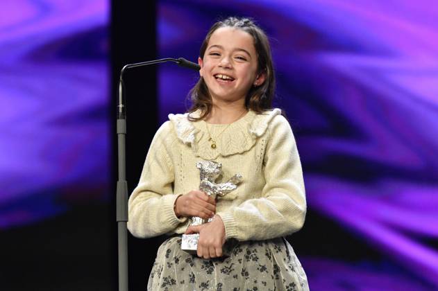Sofia Otero mit dem Silbernen Bär für die beste schauspielerische Leistung in einer Hauptrolle für 20.000 especies de abejas 20,000 Species of Bees bei der Closing Ceremony mit Preisverleihung auf der Berlinale 2023 73. Internationale Filmfestspiele Berlin im Berlinale Palast. Berlin, 25.02.2023