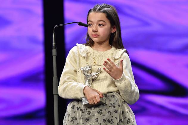 Sofia Otero mit dem Silbernen Bär für die beste schauspielerische Leistung in einer Hauptrolle für 20.000 especies de abejas 20,000 Species of Bees bei der Closing Ceremony mit Preisverleihung auf der Berlinale 2023 73. Internationale Filmfestspiele Berlin im Berlinale Palast. Berlin, 25.02.2023
