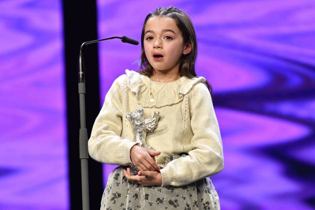 Sofia Otero mit dem Silbernen Bär für die beste schauspielerische Leistung in einer Hauptrolle für 20.000 especies de abejas 20,000 Species of Bees bei der Closing Ceremony mit Preisverleihung auf der Berlinale 2023 73. Internationale Filmfestspiele Berlin im Berlinale Palast. Berlin, 25.02.2023