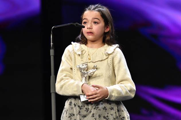 Sofia Otero mit dem Silbernen Bär für die beste schauspielerische Leistung in einer Hauptrolle für 20.000 especies de abejas 20,000 Species of Bees bei der Closing Ceremony mit Preisverleihung auf der Berlinale 2023 73. Internationale Filmfestspiele Berlin im Berlinale Palast. Berlin, 25.02.2023