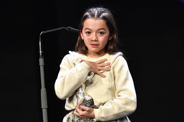 Sofia Otero mit dem Silbernen Bär für die beste schauspielerische Leistung in einer Hauptrolle für 20.000 especies de abejas 20,000 Species of Bees bei der Closing Ceremony mit Preisverleihung auf der Berlinale 2023 73. Internationale Filmfestspiele Berlin im Berlinale Palast. Berlin, 25.02.2023