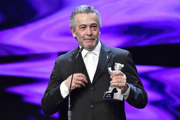 Joao Canijo mit dem Silbernen Bär Preis der Jury für Mal Viver Bad Living bei der Closing Ceremony mit Preisverleihung auf der Berlinale 2023 73. Internationale Filmfestspiele Berlin im Berlinale Palast. Berlin, 25.02.2023