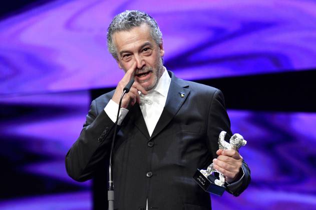 Joao Canijo mit dem Silbernen Bär Preis der Jury für Mal Viver Bad Living bei der Closing Ceremony mit Preisverleihung auf der Berlinale 2023 73. Internationale Filmfestspiele Berlin im Berlinale Palast. Berlin, 25.02.2023