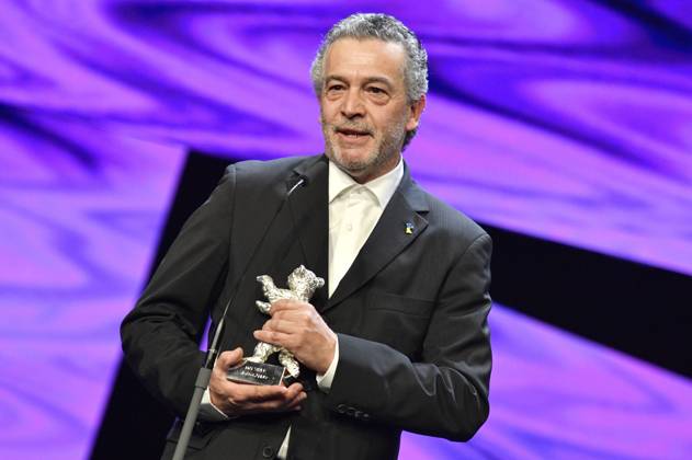 Joao Canijo mit dem Silbernen Bär Preis der Jury für Mal Viver Bad Living bei der Closing Ceremony mit Preisverleihung auf der Berlinale 2023 73. Internationale Filmfestspiele Berlin im Berlinale Palast. Berlin, 25.02.2023
