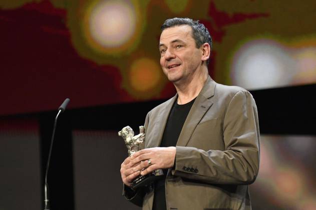 Christian Petzold mit dem Silbernen Bär Großer Preis der Jury für Roter Himmel bei der Closing Ceremony mit Preisverleihung auf der Berlinale 2023 73. Internationale Filmfestspiele Berlin im Berlinale Palast. Berlin, 25.02.2023