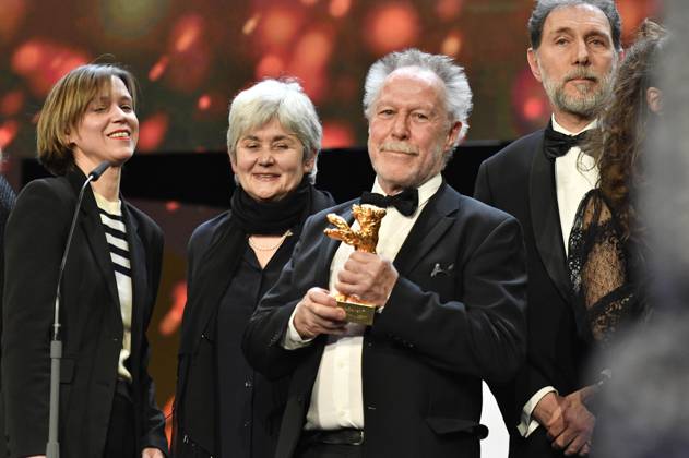Nicolas Philibert mit dem Goldenen Bär für den besten Film für Sur l™Adamant On the Adamant bei der Closing Ceremony mit Preisverleihung auf der Berlinale 2023 73. Internationale Filmfestspiele Berlin im Berlinale Palast. Berlin, 25.02.2023