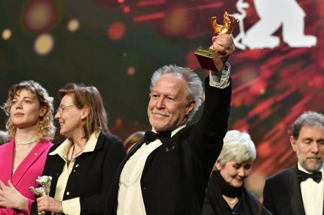 Nicolas Philibert mit dem Goldenen Bär für den besten Film für Sur l™Adamant On the Adamant bei der Closing Ceremony mit Preisverleihung auf der Berlinale 2023 73. Internationale Filmfestspiele Berlin im Berlinale Palast. Berlin, 25.02.2023